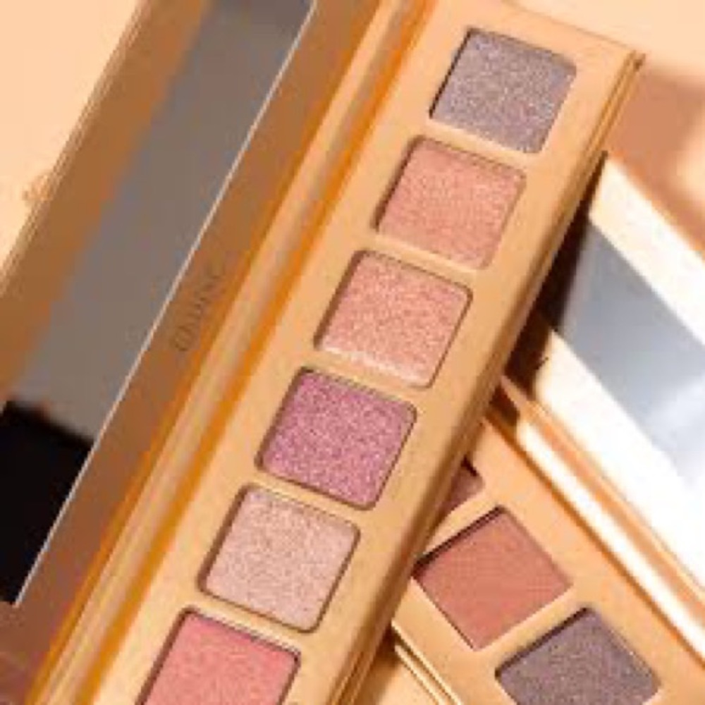 Sahara Nights Palette Super Sparkly and highly pigmented Shimmers.